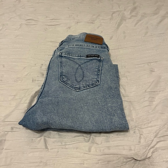 Straight leg frayed ankle Jean. - Picture 3 of 3